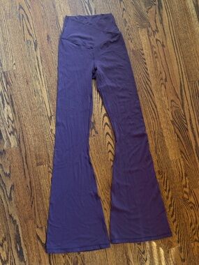 Aerie RealMe Flare pants in Purple small
